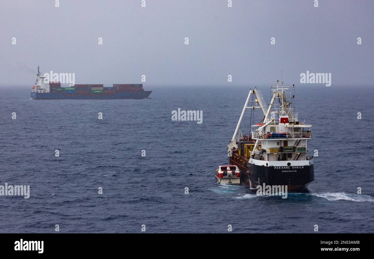 Il 14 ottobre 2022 Marianne Danika incontrò Una piccola imbarcazione carica di rifugiati nel Mar Egeo, al largo delle coste greche. Questo gruppo è stato fortunato ed è stato raccolto da questa nave da carico e trasferito a navi da crociera di passaggio e portato in sicurezza Foto Stock