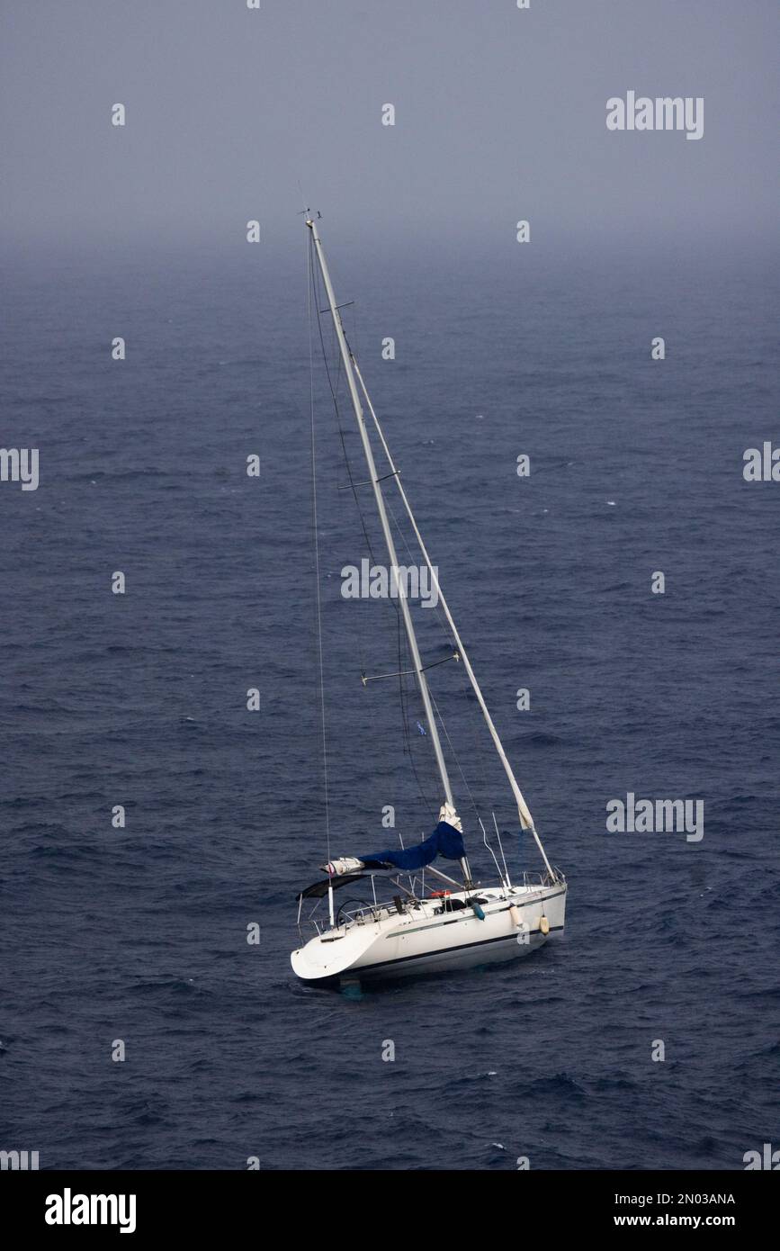 Il 14 ottobre 2022 Marianne Danika incontrò Una piccola imbarcazione carica di rifugiati nel Mar Egeo, al largo delle coste greche. Questo gruppo è stato fortunato ed è stato raccolto da questa nave da carico e trasferito a navi da crociera di passaggio e portato in sicurezza Foto Stock