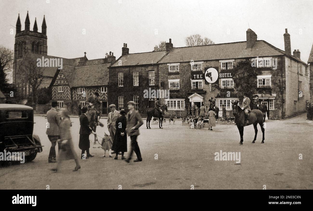 Pub britannici locande & taverne - Una fotografia di circa 1940 anni della caccia locale raduno fuori del cigno nero a Helmsley, Yorkshire. Foto Stock