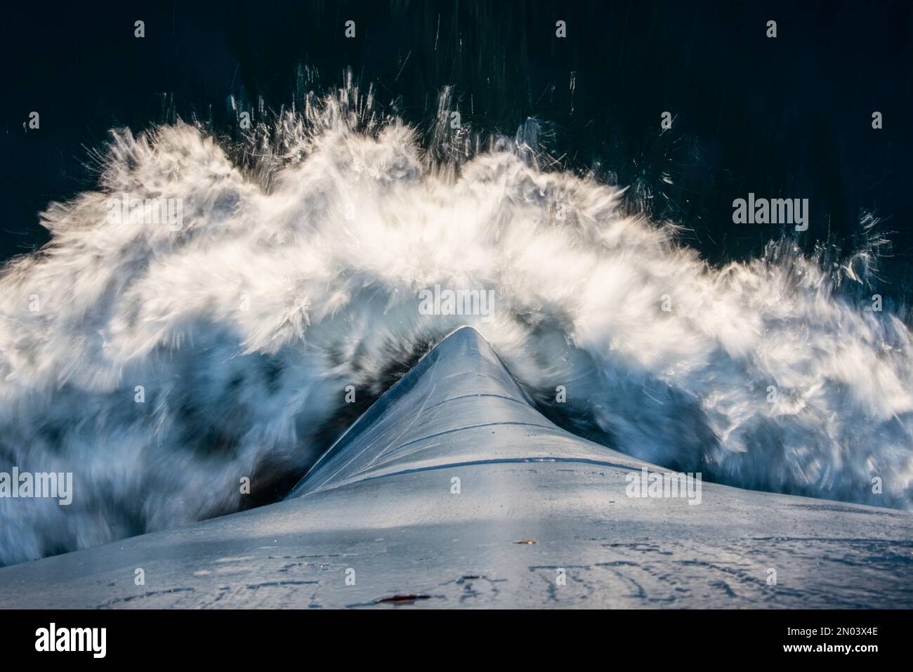 Vinaros, Spagna. 04th Feb, 2023. L'acqua in movimento è vista dalla prua della nave di salvataggio spagnola Aita Mari. La nave di salvataggio Aita Mari della ONG basca SMH si è trasferita per la prima volta dal porto di Vinaros a Valencia sabato 4 febbraio per effettuare esercitazioni di salvataggio in mare aperto prima della sua prima missione nel 2023. (Foto di Ximena Borrazas/SOPA Images/Sipa USA) Credit: Sipa USA/Alamy Live News Foto Stock