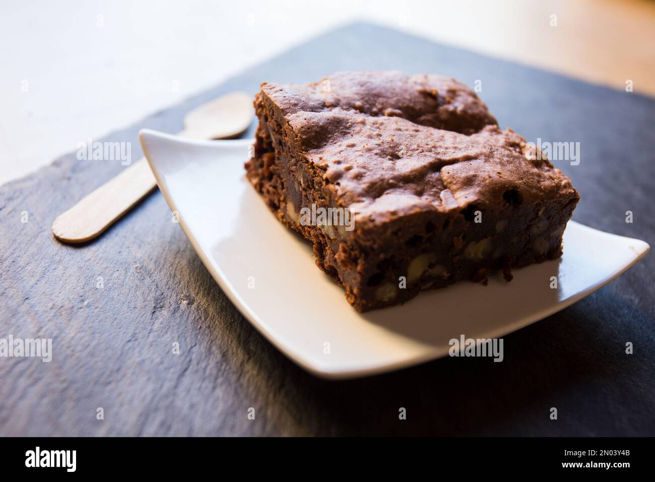 Un brownie è una piccola torta al cioccolato, tipica della gastronomia degli Stati Uniti. Prende il nome dal suo colore marrone scuro, o marrone in inglese. Foto Stock