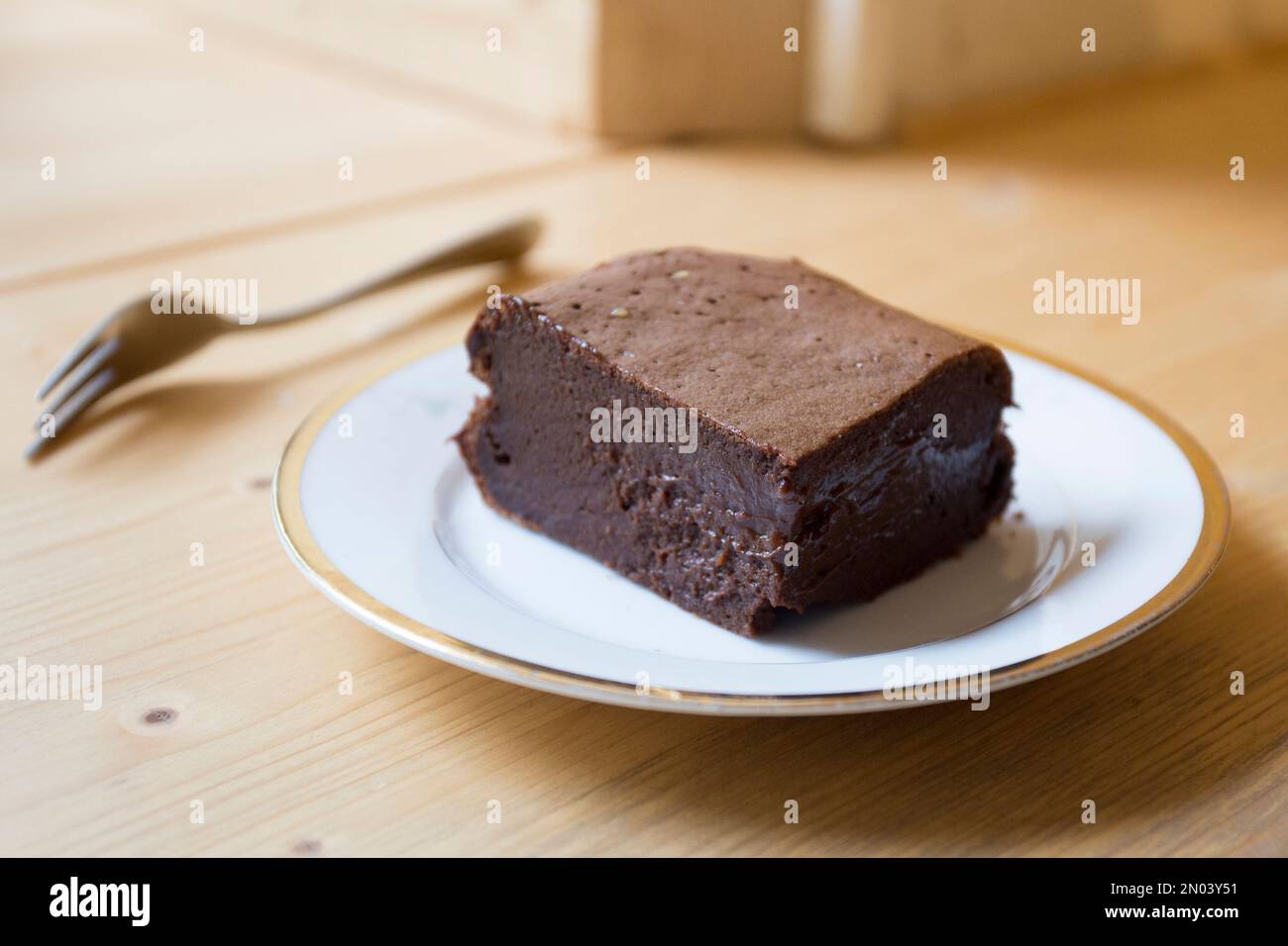 Un brownie è una piccola torta al cioccolato, tipica della gastronomia degli Stati Uniti. Prende il nome dal suo colore marrone scuro, o marrone in inglese. Foto Stock