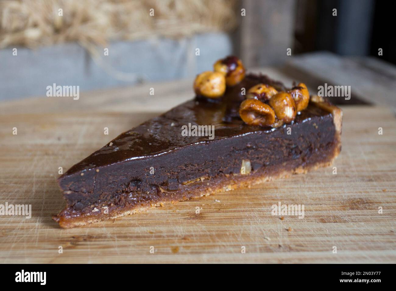 Un brownie è una piccola torta al cioccolato, tipica della gastronomia degli Stati Uniti. Prende il nome dal suo colore marrone scuro, o marrone in inglese. Foto Stock