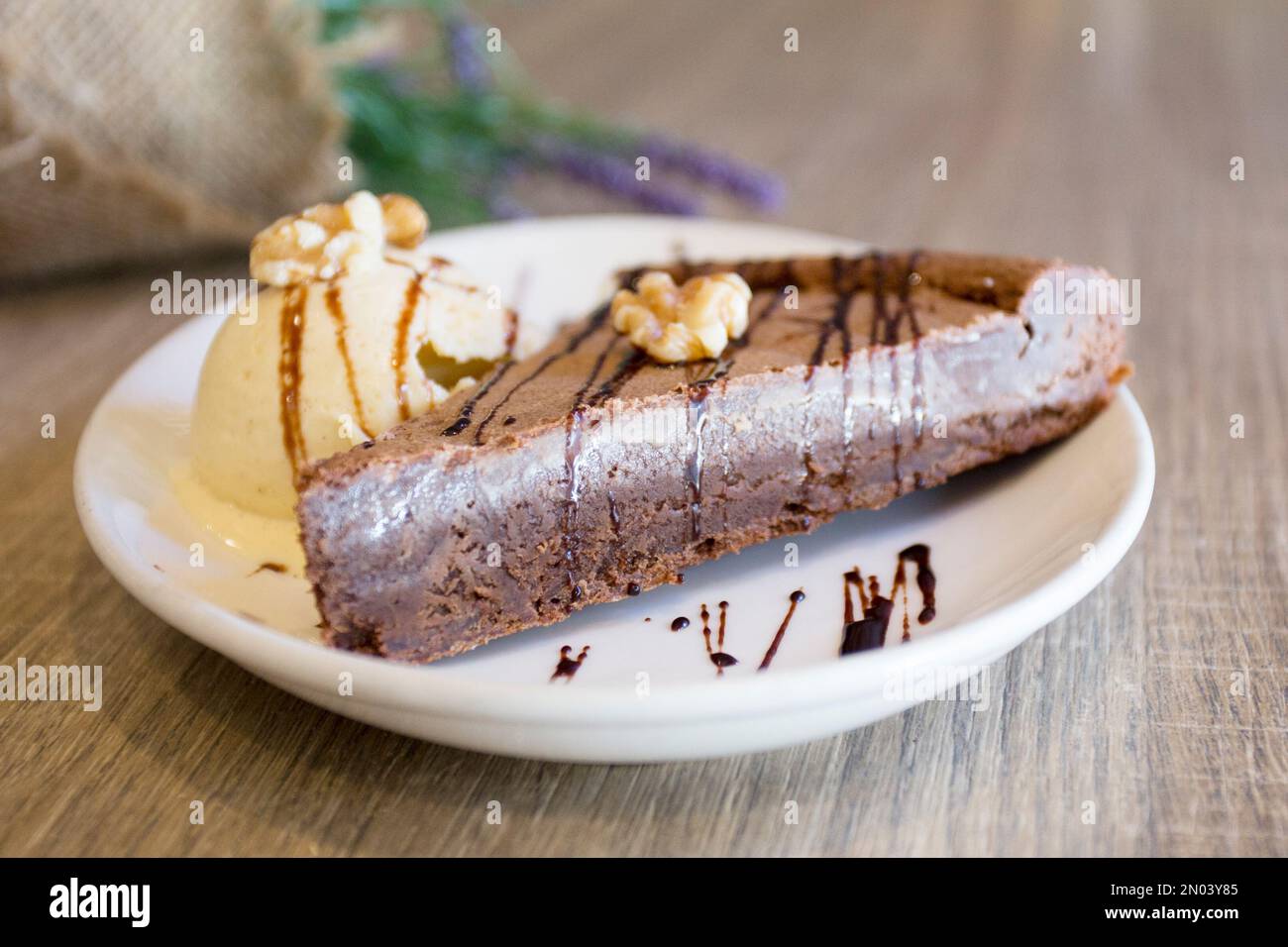 Un brownie è una piccola torta al cioccolato, tipica della gastronomia degli Stati Uniti. Prende il nome dal suo colore marrone scuro, o marrone in inglese. Foto Stock