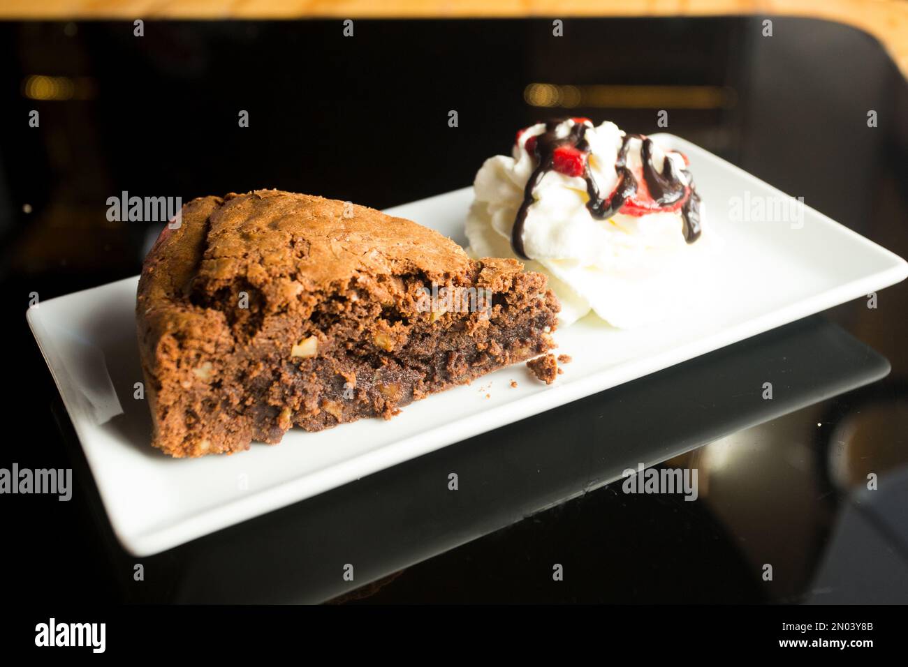 Un brownie è una piccola torta al cioccolato, tipica della gastronomia degli Stati Uniti. Prende il nome dal suo colore marrone scuro, o marrone in inglese. Foto Stock