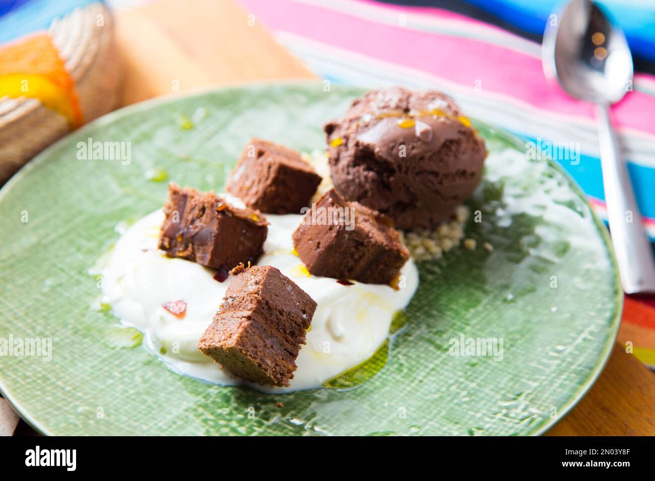 Un brownie è una piccola torta al cioccolato, tipica della gastronomia degli Stati Uniti. Prende il nome dal suo colore marrone scuro, o marrone in inglese. Foto Stock