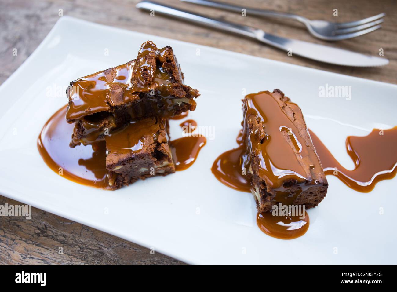 Un brownie è una piccola torta al cioccolato, tipica della gastronomia degli Stati Uniti. Prende il nome dal suo colore marrone scuro, o marrone in inglese. Foto Stock