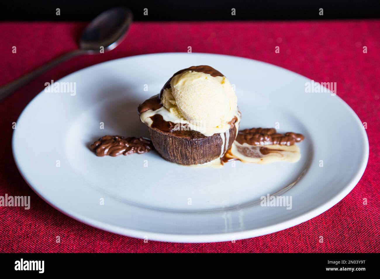 Un brownie è una piccola torta al cioccolato, tipica della gastronomia degli Stati Uniti. Prende il nome dal suo colore marrone scuro, o marrone in inglese. Foto Stock