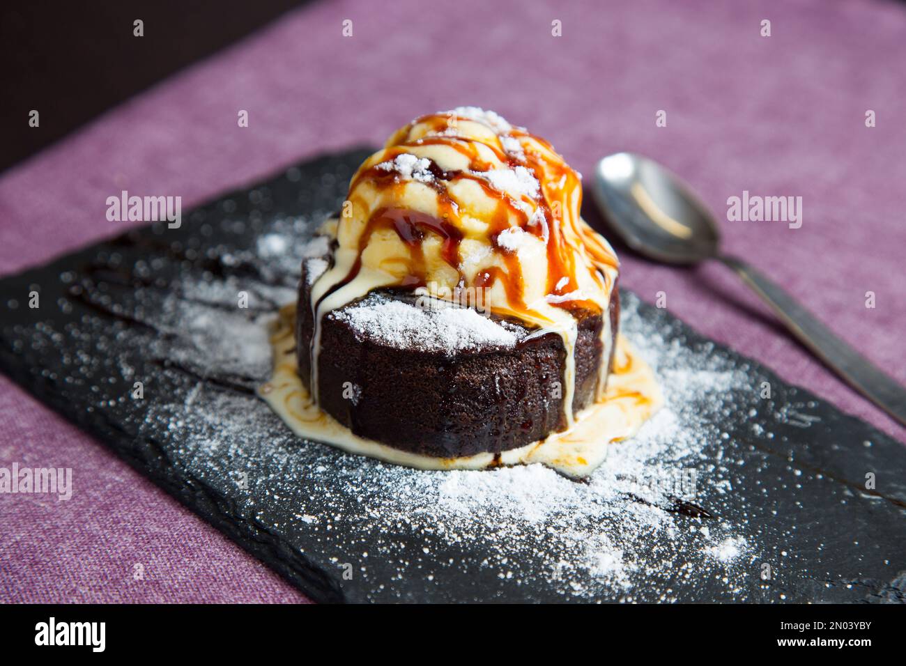 Un brownie è una piccola torta al cioccolato, tipica della gastronomia degli Stati Uniti. Prende il nome dal suo colore marrone scuro, o marrone in inglese. Foto Stock
