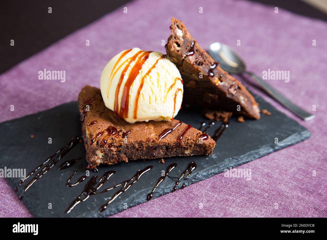 Un brownie è una piccola torta al cioccolato, tipica della gastronomia degli Stati Uniti. Prende il nome dal suo colore marrone scuro, o marrone in inglese. Foto Stock