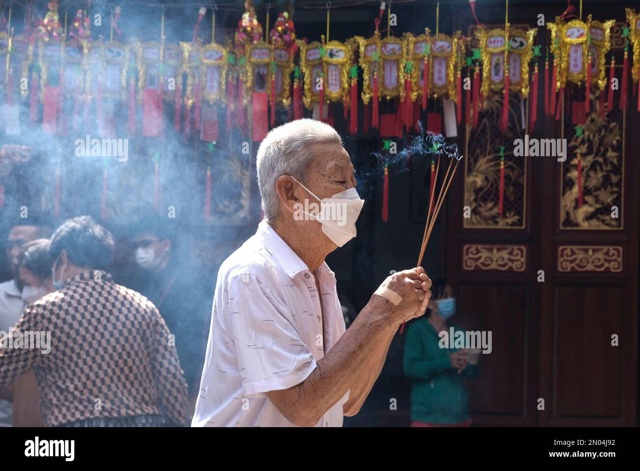 Ho Chi Minh City, Vietnam. 5th febbraio 2023. Uomo che prega al Tempio di Chua ONG il giorno del primo Festival della Luna piena. Si svolge subito dopo il Capodanno lunare, il primo Full Moon Festival segna la prima luna piena dell'anno. DAT Do/Alamy Live News Foto Stock