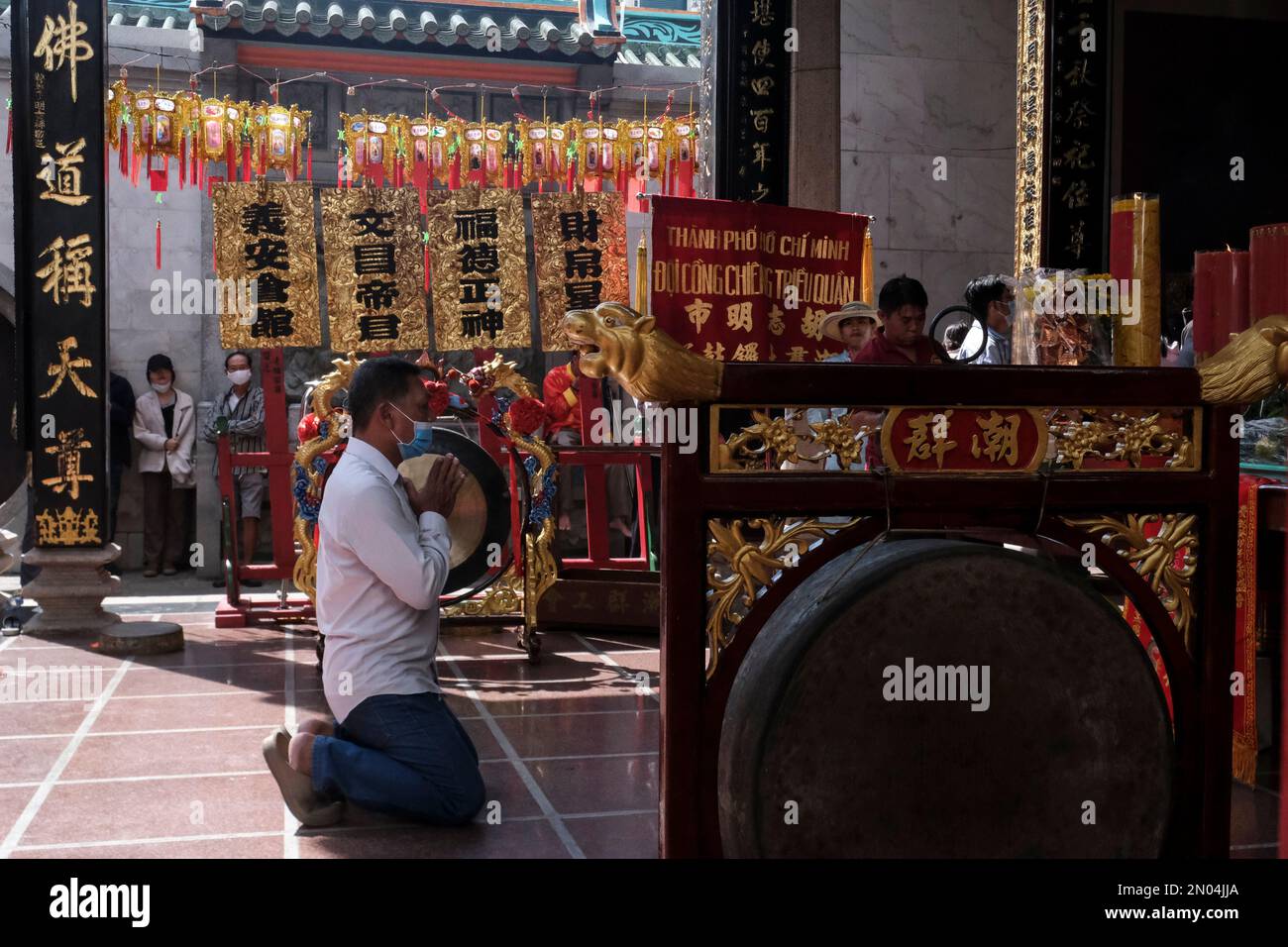 Ho Chi Minh City, Vietnam. 5th febbraio 2023. Uomo che prega al Tempio di Chua ONG il giorno del primo Festival della Luna piena. Si svolge subito dopo il Capodanno lunare, il primo Full Moon Festival segna la prima luna piena dell'anno. DAT Do/Alamy Live News Foto Stock