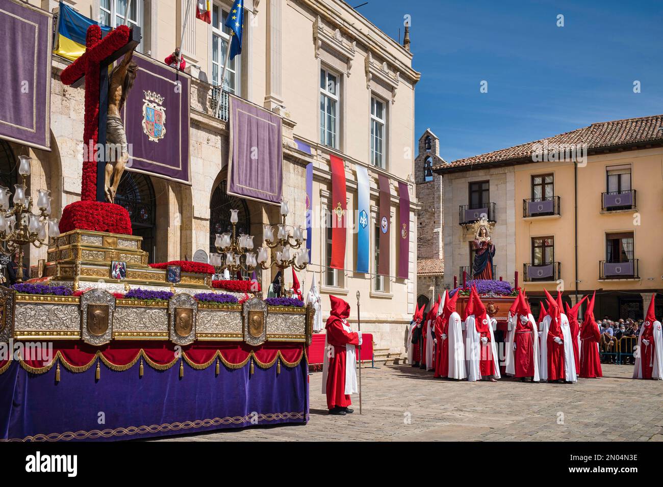 Settimana Santa a Palencia, Spagna. Penitenti che portano l'immagine di Gesù Cristo sulla croce per le strade. Foto Stock