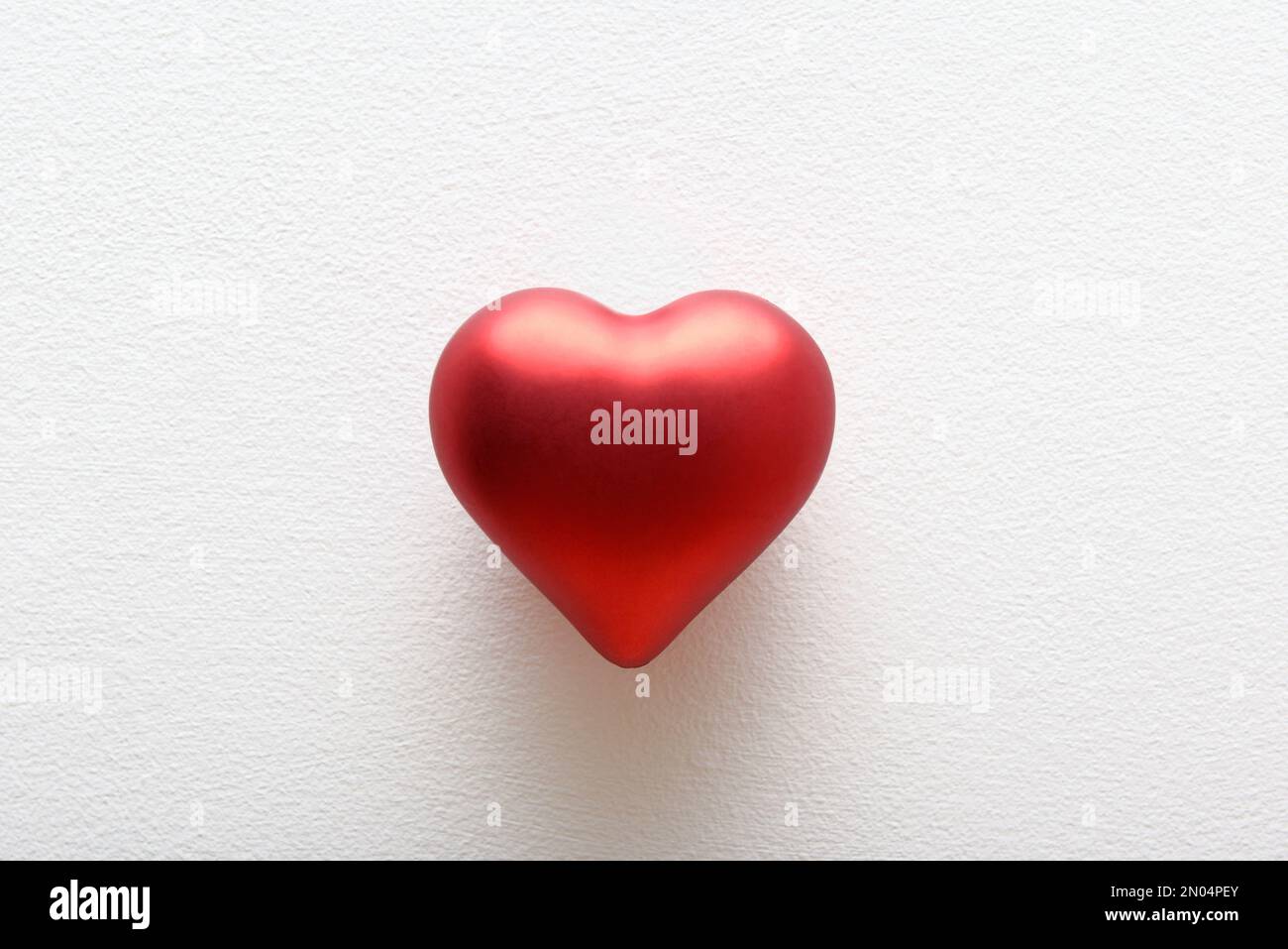 Design a forma di cuore rosso su sfondo bianco Foto Stock
