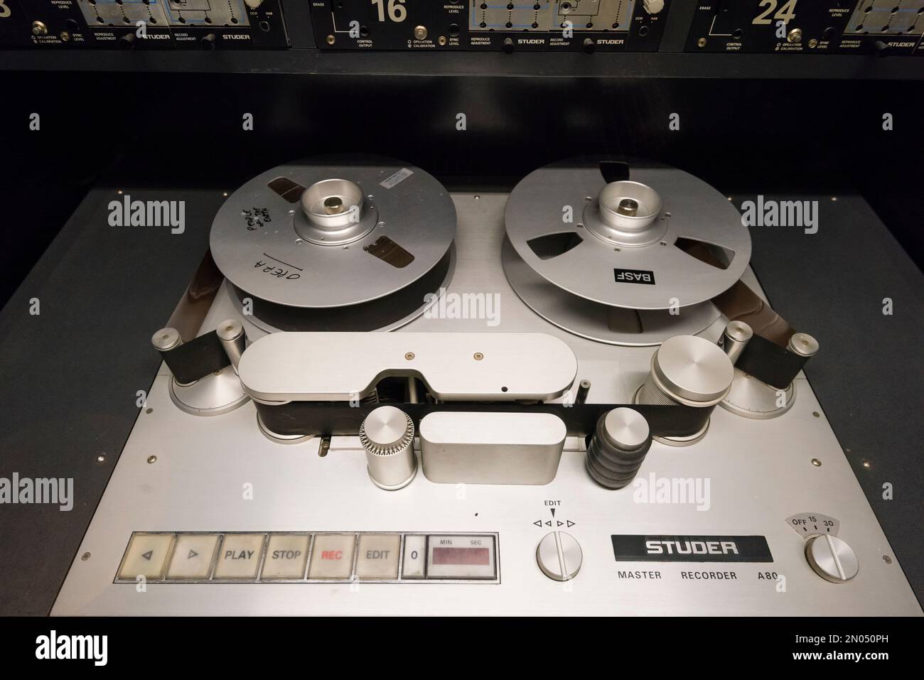 Nastro di registrazione audio analogico d'epoca e altre apparecchiature audio in uno studio di registrazione musicale professionale Foto Stock