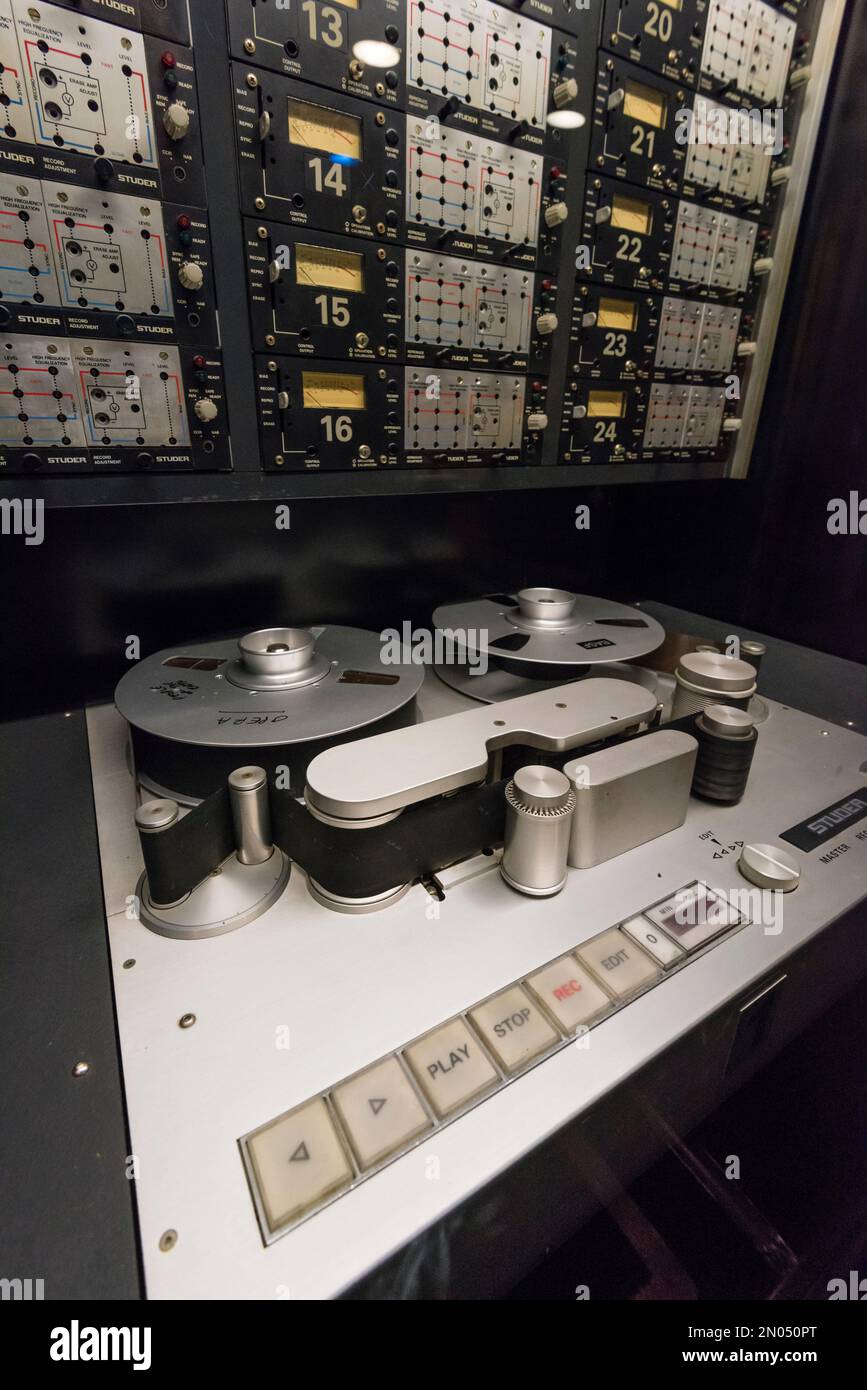Nastro di registrazione audio analogico d'epoca e altre apparecchiature audio in uno studio di registrazione musicale professionale Foto Stock