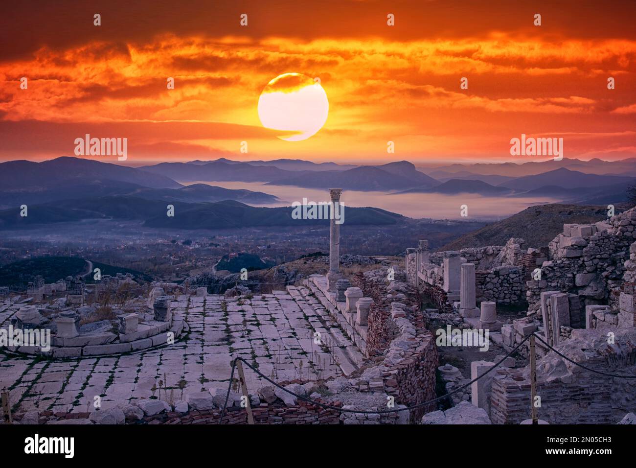 L'antico sito di Sagalassos, annidato nei Monti Tauri, è tra le città antiche più ben conservate del paese. Foto Stock
