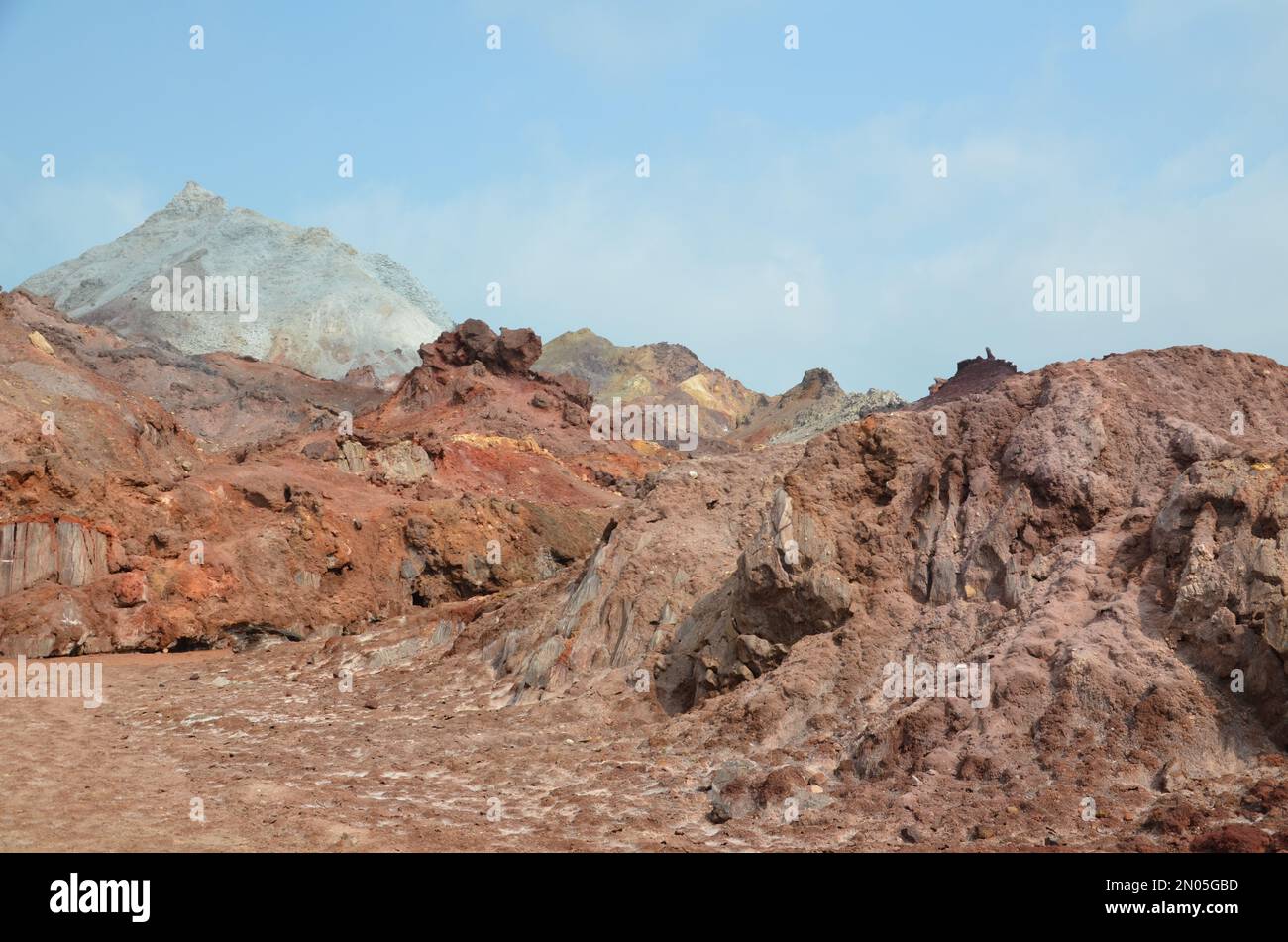 Formazione bizzarra di rocce rosse e marroni sull'isola secca di Hormuz, in Iran Foto Stock