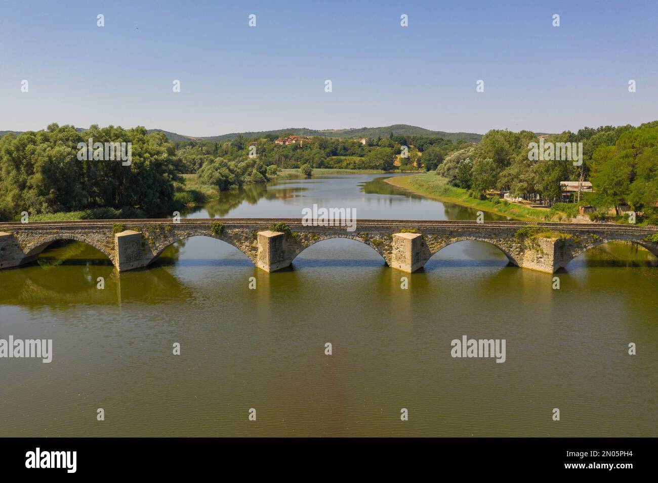 Fotografia in drone di antichi ponti e fiumi in Italia Toscana durante il giorno estivo Foto Stock