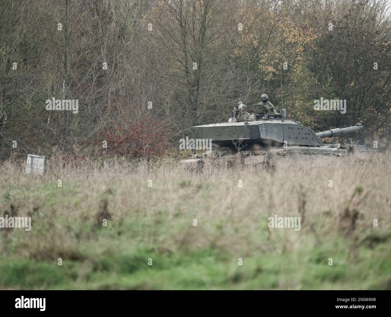 L'esercito britannico FV4034 Challenger 2 II principale serbatoio di battaglia su un esercizio di combattimento militare, Wiltshire UK Foto Stock