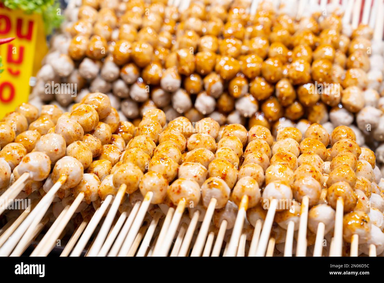 Polpette grigliate con salsa le polpette grigliate sono uno spuntino popolare presso il cibo di strada o i mercati notturni. Concetto di cibo e piccole imprese. Foto Stock
