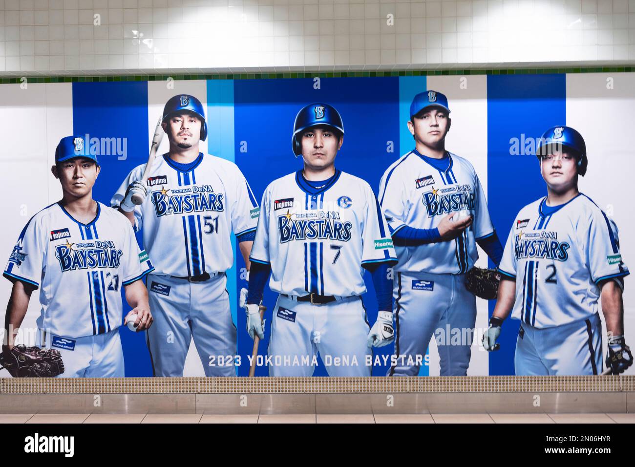 Yokohama, Prefettura di Kanagawa, Giappone. 5th Feb, 2023. Una pubblicità per gli Yokohama BayStars che include una nuova divisa in casa prima del giorno di apertura della stagione di baseball giapponese alla stazione di Yokohama.lo Yokohama Dena BayStars (ƨªæµœDeNAムイスターグ) è una squadra di baseball professionale giapponese con sede a Yokohama, Giappone, che gioca nella Lega Centrale di Nippon Professional Baseball. La squadra gioca le sue partite di casa allo Yokohama Stadium. (Credit Image: © Taidgh Barron/ZUMA Press Wire) SOLO PER USO EDITORIALE! Non per USO commerciale! Foto Stock