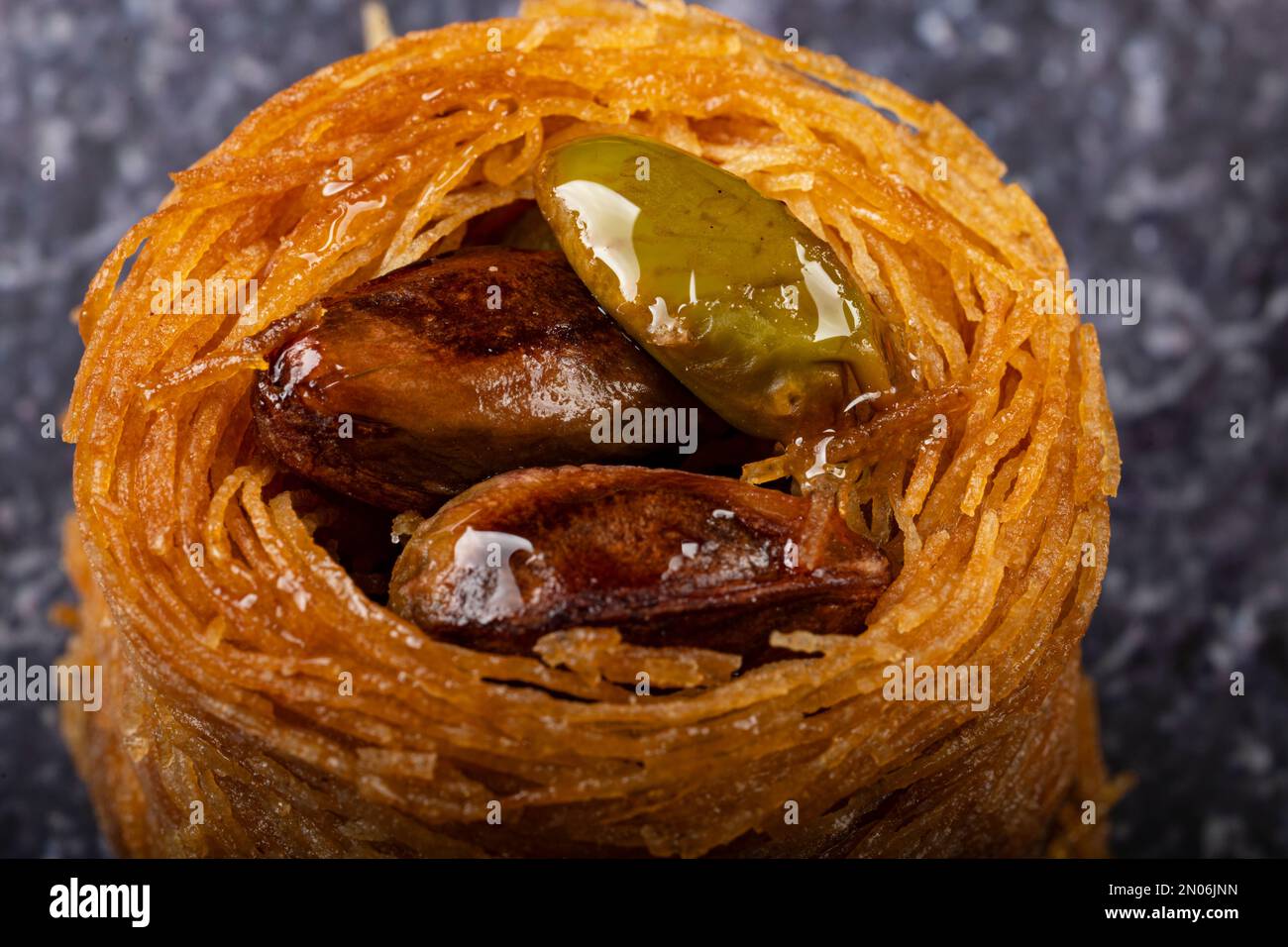 Macro shot di una bestia di anatra con pistacchi caramellati. Disposto su una piastra nera di ardesia Foto Stock