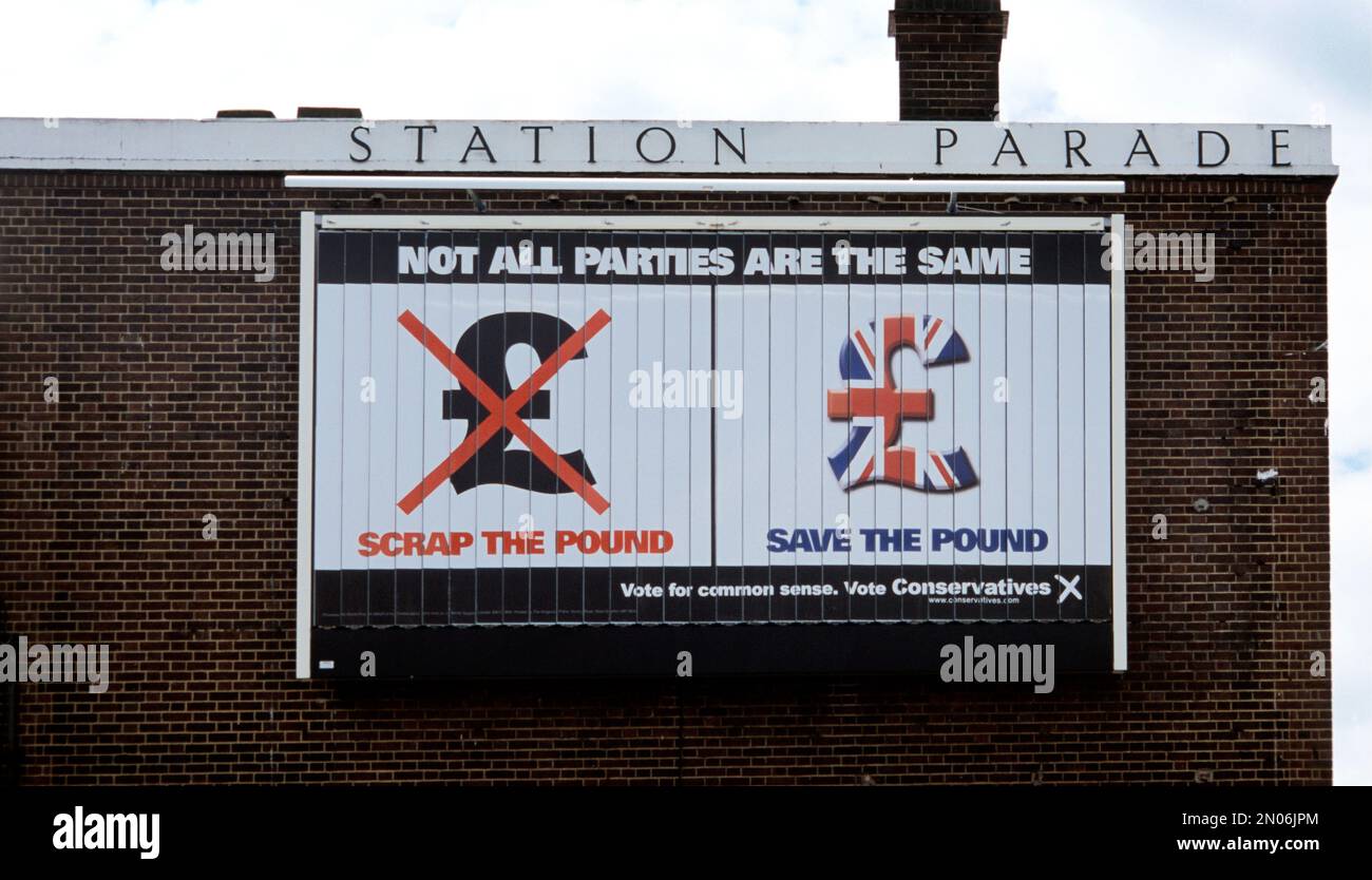 Poster della campagna conservativa "Save the Pound" su Billboard Sutton Surrey Inghilterra Foto Stock