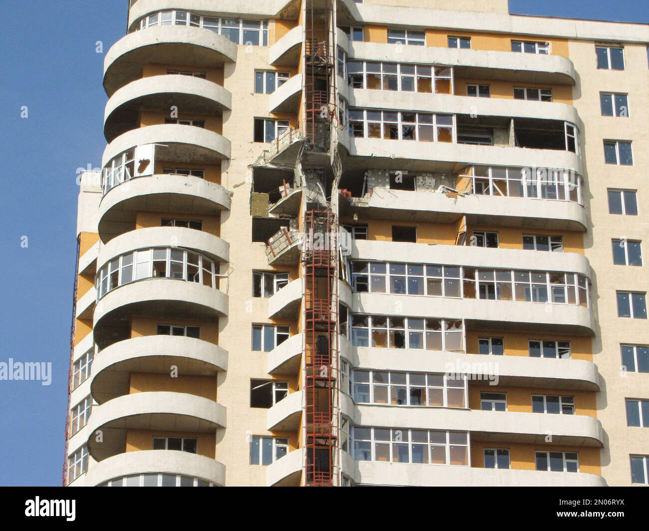 Un edificio alto danneggiato da un'esplosione. Un alto edificio residenziale danneggiato da una foto missilistica russa. Guerra russo-Ucraina. Kharkov, Ucraina 04,02 Foto Stock