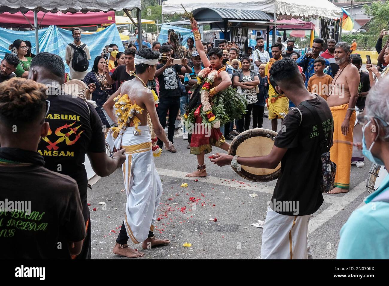 Grotte di Batu, Malesia. 05th Feb, 2023. I devoti indù visti durante il festival di Thaipusam alle grotte di Batu. Thaipusam è un festival religioso indù in Malesia e celebrato dalla comunità tamil a livello internazionale. Milioni di devoti si affollano alle grotte di Batu per celebrare il festival sacro. Di solito i devoti eseguiranno Kavadi Attam o conosciuto come Burden Dance in pellegrinaggio e anche alcuni rituali religiosi come un cerimoniale sacrificato per adorare Lord Murugan. (Foto di Faris Hadziq/SOPA Images/Sipa USA) Credit: Sipa USA/Alamy Live News Foto Stock