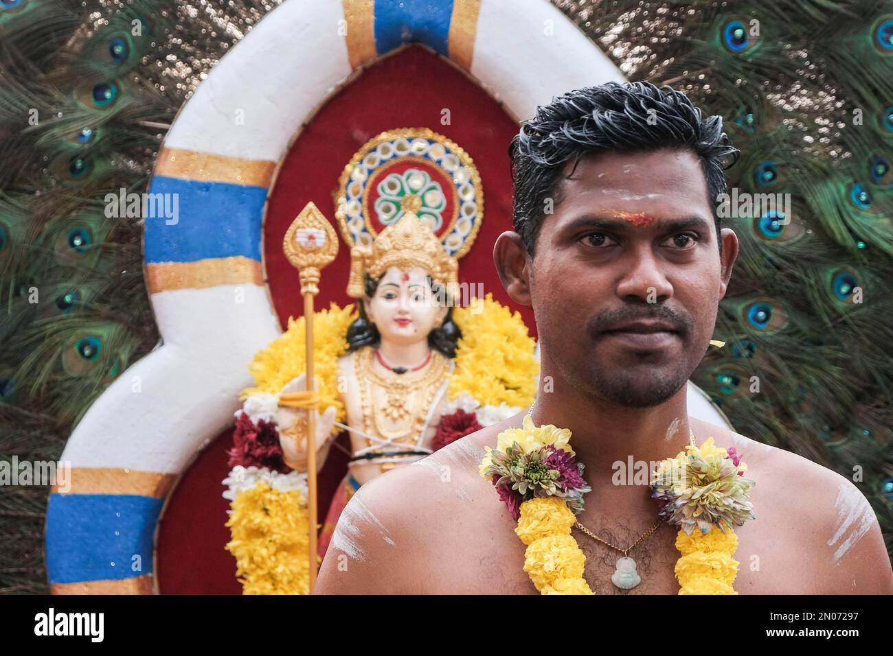 Grotte di Batu, Malesia. 05th Feb, 2023. Un devoto indù visto durante il festival di Thaipusam alle grotte di Batu. Thaipusam è un festival religioso indù in Malesia e celebrato dalla comunità tamil a livello internazionale. Milioni di devoti si affollano alle grotte di Batu per celebrare il festival sacro. Di solito i devoti eseguiranno Kavadi Attam o conosciuto come Burden Dance in pellegrinaggio e anche alcuni rituali religiosi come un cerimoniale sacrificato per adorare Lord Murugan. (Foto di Faris Hadziq/SOPA Images/Sipa USA) Credit: Sipa USA/Alamy Live News Foto Stock