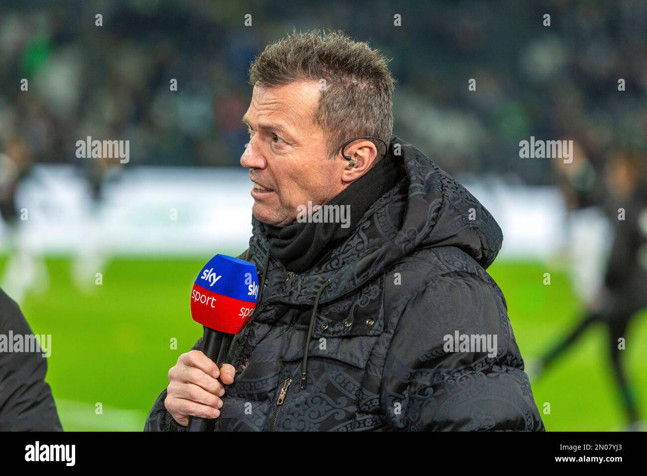 Sport, calcio, Bundesliga, 2022/2023, Borussia Moenchengladbach vs. FC Schalke 04 0-0, Stadium Borussia Park, Sky expert Lothar Matthaeus con microfono in un'intervista, LE NORMATIVE DFL VIETANO QUALSIASI USO DI FOTOGRAFIE COME SEQUENZE DI IMMAGINI E/O QUASI-VIDEO Foto Stock