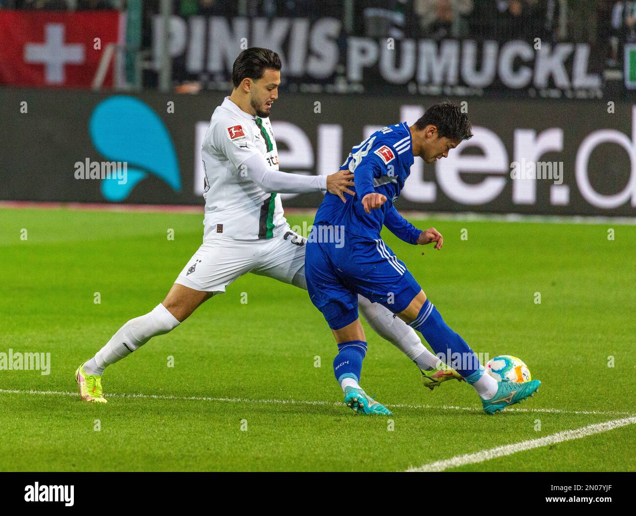 Sport, calcio, Bundesliga, 2022/2023, Borussia Moenchengladbach vs. FC Schalke 04 0-0, Stadio Borussia Park, scena della partita, rami Bensebaini (MG) a sinistra e Soichiro Kozuki (S04), I REGOLAMENTI DFL VIETANO QUALSIASI USO DI FOTOGRAFIE COME SEQUENZE DI IMMAGINI E/O QUASI-VIDEO Foto Stock