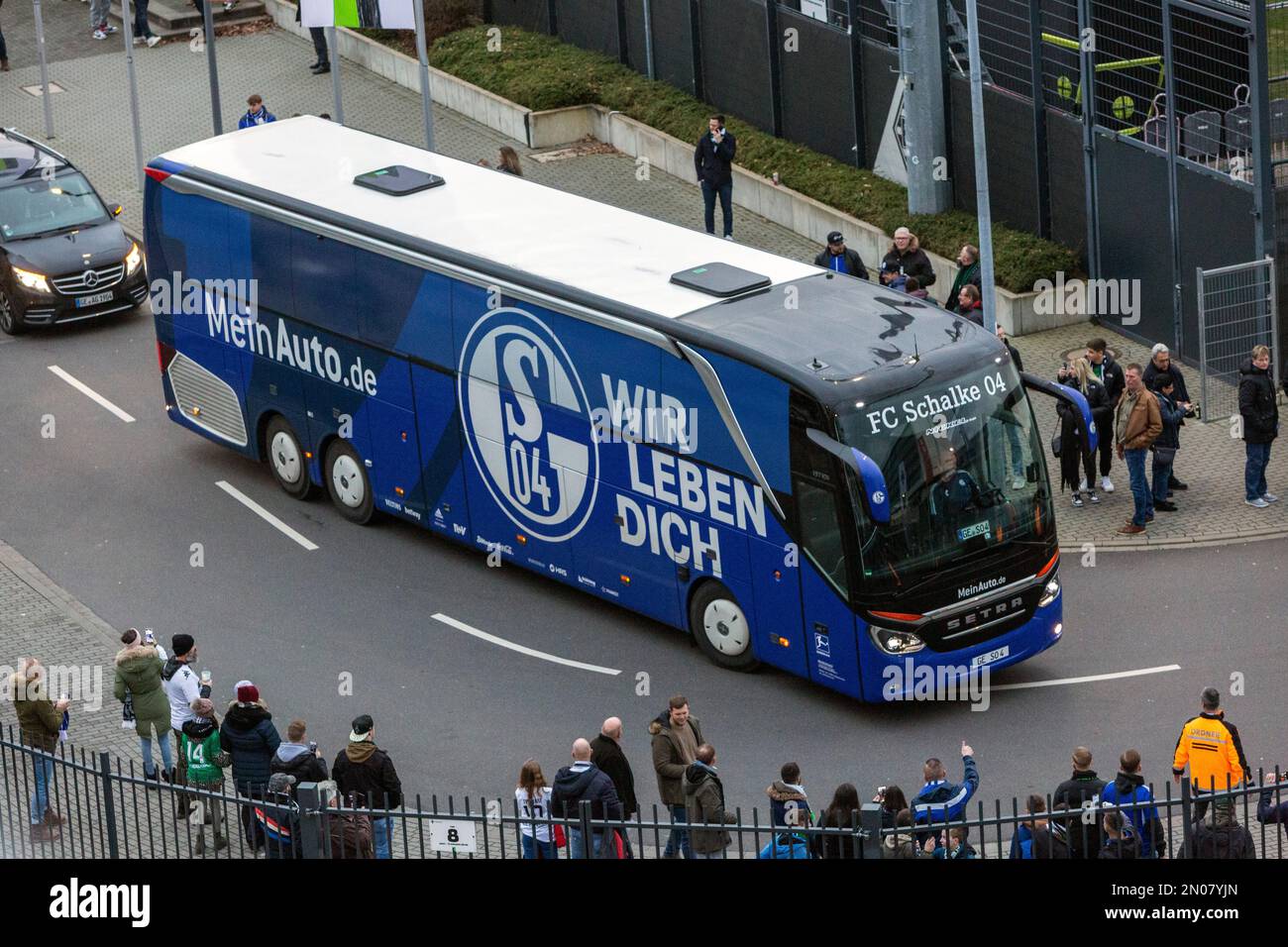Sport, calcio, Bundesliga, 2022/2023, Borussia Moenchengladbach vs. FC Schalke 04 0-0, Stadio Borussia Park, team bus di Schalke, le NORMATIVE DFL VIETANO QUALSIASI USO DI FOTOGRAFIE COME SEQUENZE DI IMMAGINI E/O QUASI-VIDEO Foto Stock