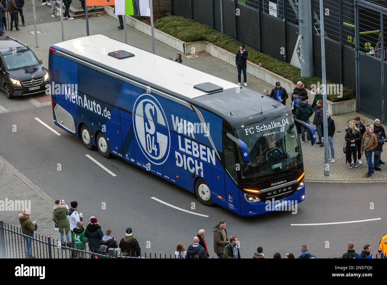 Sport, calcio, Bundesliga, 2022/2023, Borussia Moenchengladbach vs. FC Schalke 04 0-0, Stadio Borussia Park, team bus di Schalke, le NORMATIVE DFL VIETANO QUALSIASI USO DI FOTOGRAFIE COME SEQUENZE DI IMMAGINI E/O QUASI-VIDEO Foto Stock