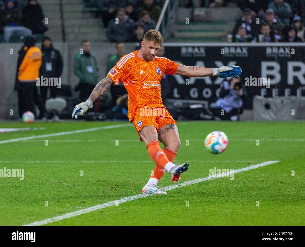 Sport, calcio, Bundesliga, 2022/2023, Borussia Moenchengladbach vs. FC Schalke 04 0-0, Stadio Borussia Park, scena della partita, custode Ralf Faehrmann (S04), le NORMATIVE DFL VIETANO QUALSIASI USO DI FOTOGRAFIE COME SEQUENZE DI IMMAGINI E/O QUASI-VIDEO Foto Stock
