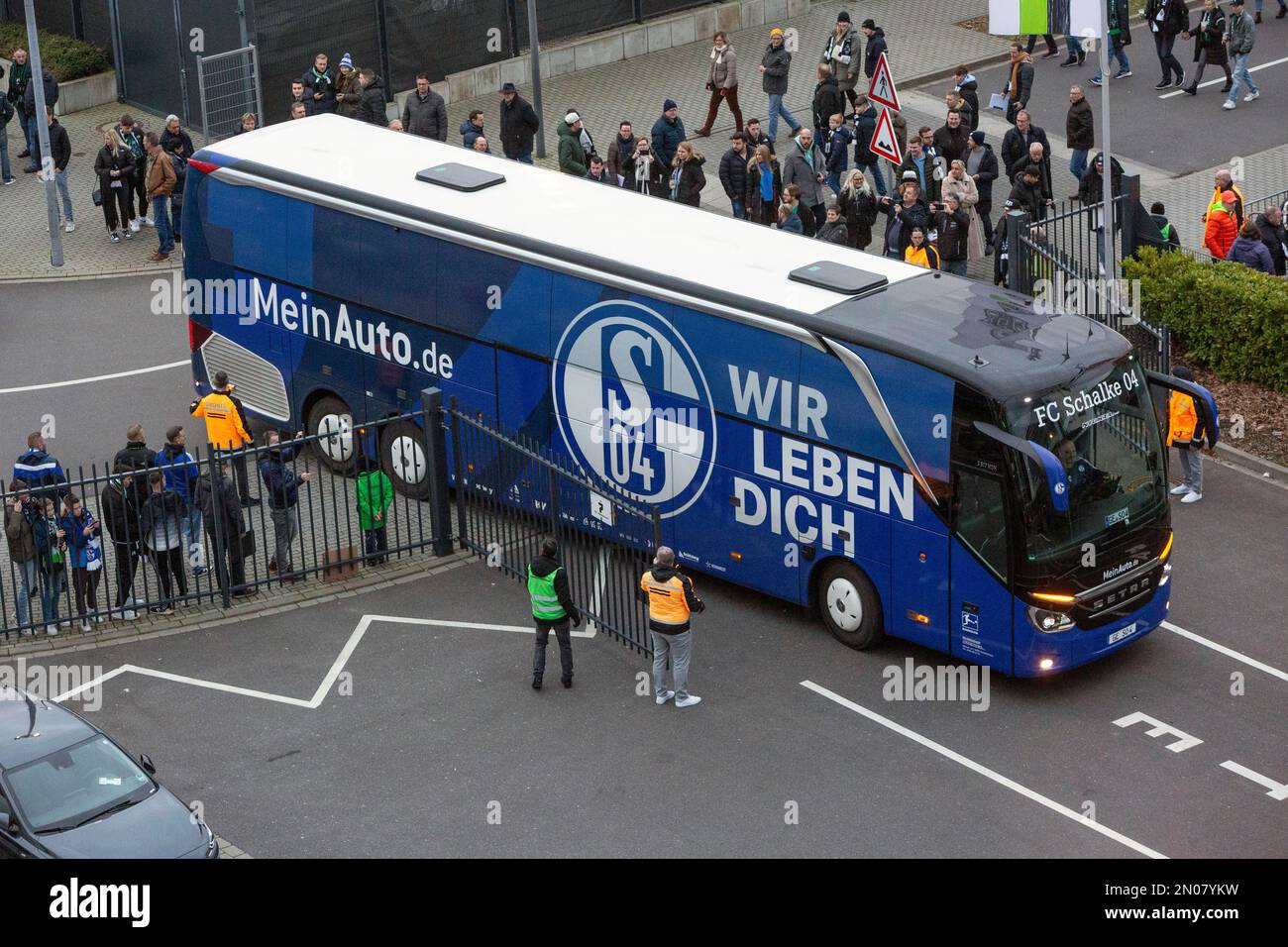 Sport, calcio, Bundesliga, 2022/2023, Borussia Moenchengladbach vs. FC Schalke 04 0-0, Stadio Borussia Park, team bus di Schalke, le NORMATIVE DFL VIETANO QUALSIASI USO DI FOTOGRAFIE COME SEQUENZE DI IMMAGINI E/O QUASI-VIDEO Foto Stock