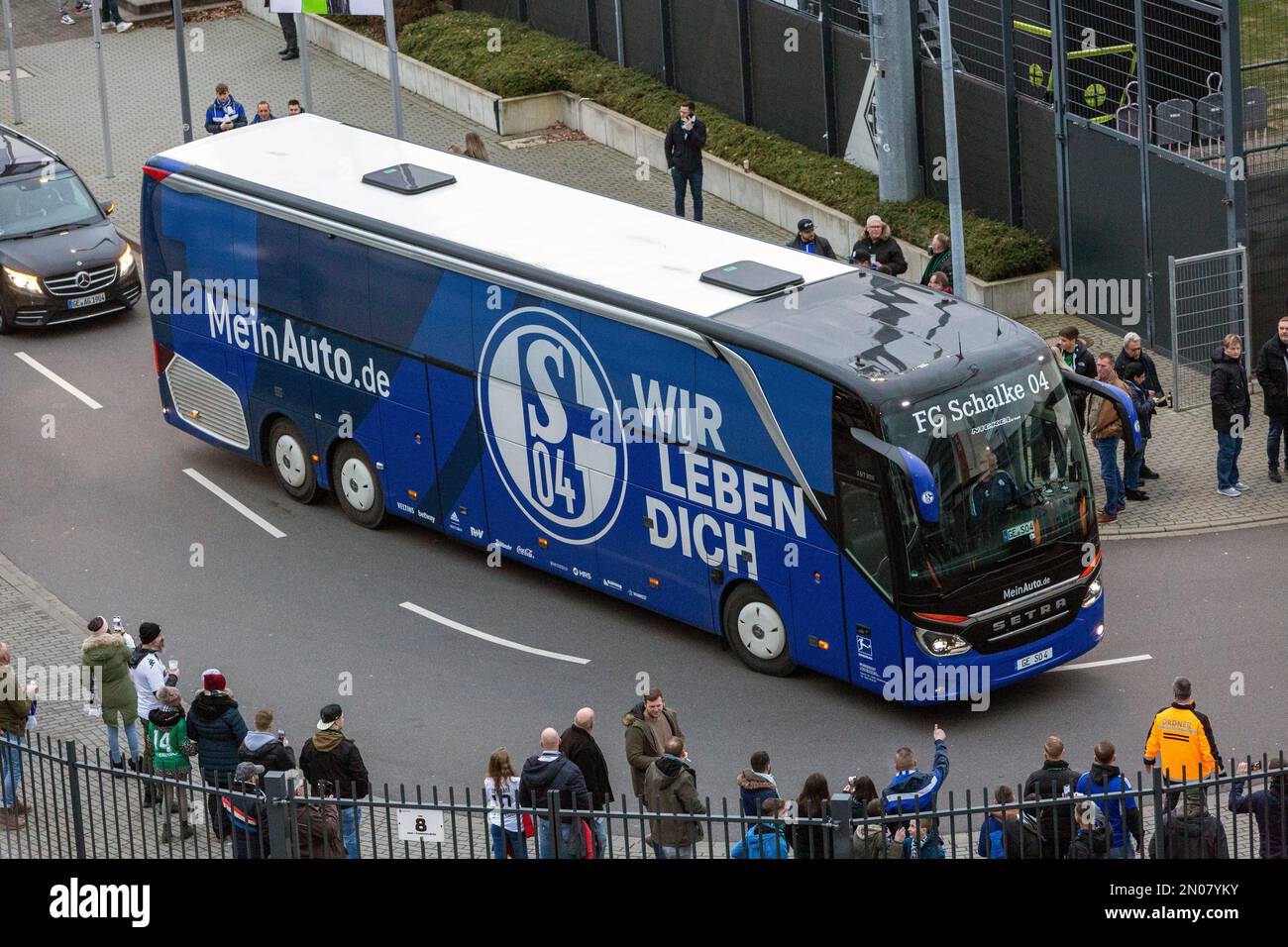 Sport, calcio, Bundesliga, 2022/2023, Borussia Moenchengladbach vs. FC Schalke 04 0-0, Stadio Borussia Park, team bus di Schalke, le NORMATIVE DFL VIETANO QUALSIASI USO DI FOTOGRAFIE COME SEQUENZE DI IMMAGINI E/O QUASI-VIDEO Foto Stock