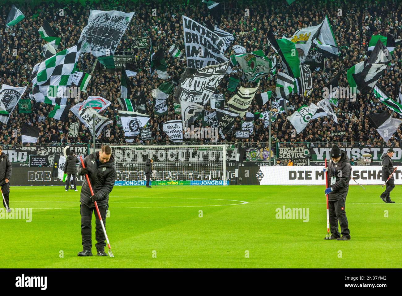 Sport, calcio, Bundesliga, 2022/2023, Borussia Moenchengladbach vs. FC Schalke 04 0-0, Stadio Borussia Park, tifosi di calcio di Gladbach, entusiasmo di calcio, bandiere, aiutanti nella cura del prato, serre, serre, DFL REGOLAMENTI VIETANO QUALSIASI USO DI FOTOGRAFIE COME SEQUENZE DI IMMAGINI E/O QUASI-VIDEO Foto Stock