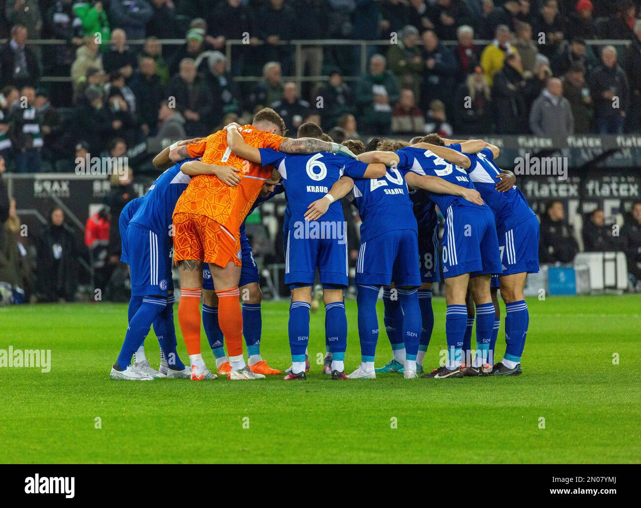 Sport, calcio, Bundesliga, 2022/2023, Borussia Moenchengladbach vs. FC Schalke 04 0-0, Stadio Borussia Park, prima che i giocatori della squadra di Schalke costruiscano un cerchio, spirito di squadra, solidarietà, invocazione, i REGOLAMENTI DFL VIETANO QUALSIASI USO DI FOTOGRAFIE COME SEQUENZE DI IMMAGINI E/O QUASI-VIDEO Foto Stock