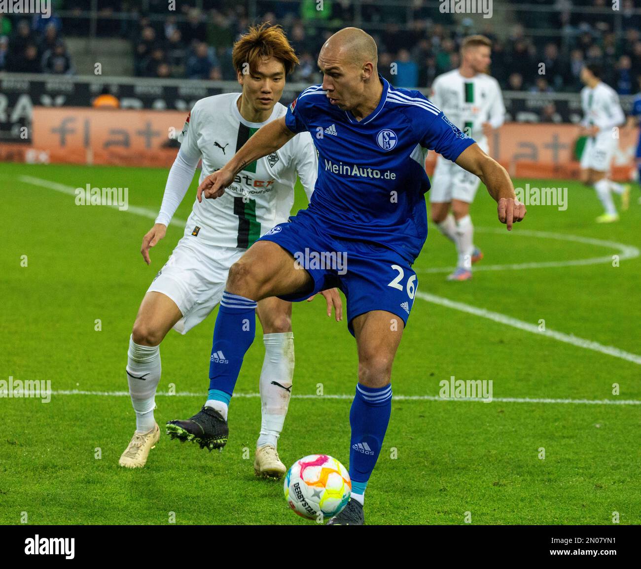 Sport, calcio, Bundesliga, 2022/2023, Borussia Moenchengladbach vs. FC Schalke 04 0-0, Stadio Borussia Park, scena della partita, Michael Frey (S04) avanti e Kou Itakura (MG), LE NORMATIVE DFL VIETANO QUALSIASI USO DI FOTOGRAFIE COME SEQUENZE DI IMMAGINI E/O QUASI-VIDEO Foto Stock