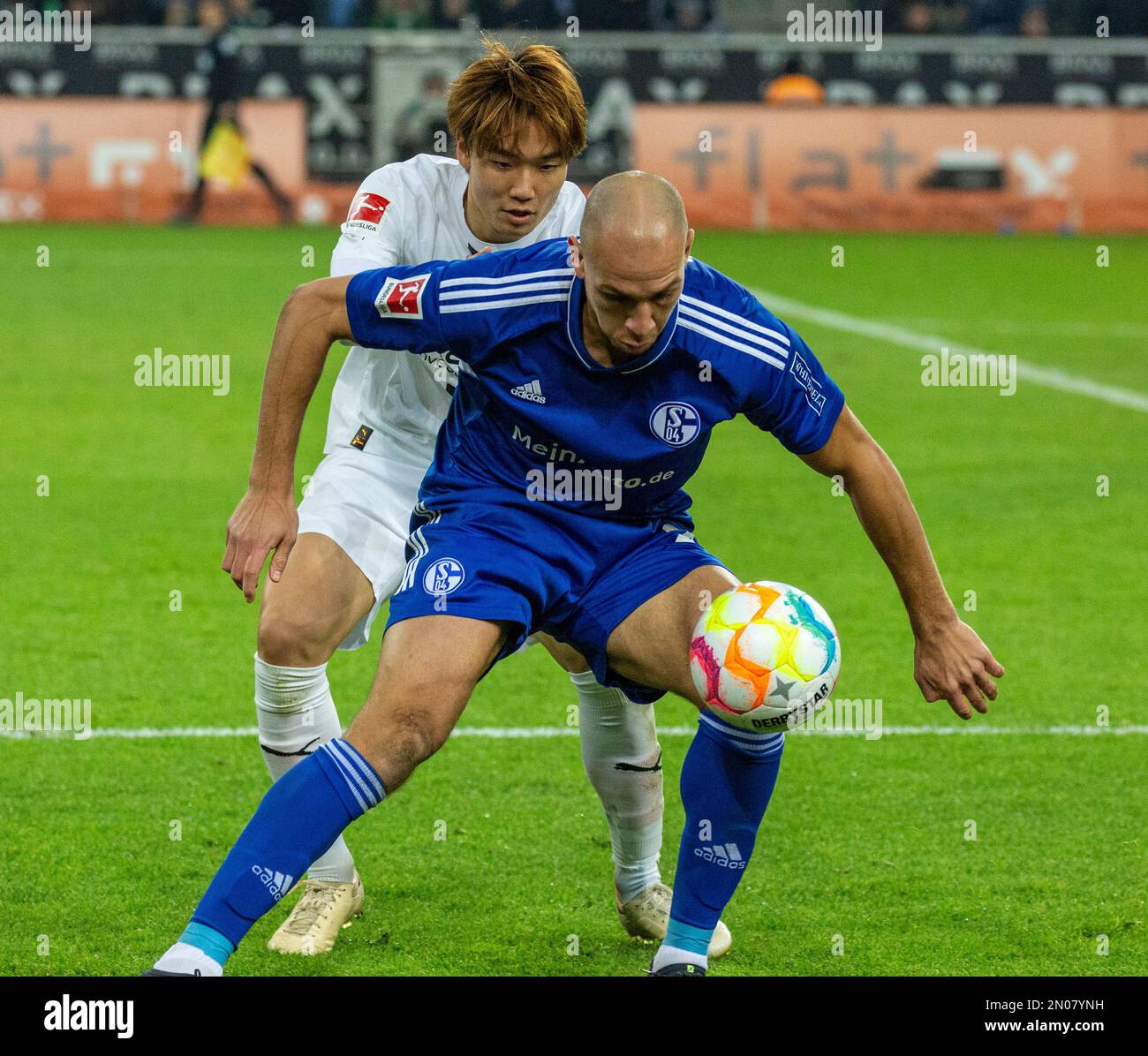 Sport, calcio, Bundesliga, 2022/2023, Borussia Moenchengladbach vs. FC Schalke 04 0-0, Stadio Borussia Park, scena della partita, Michael Frey (S04) avanti e Kou Itakura (MG), LE NORMATIVE DFL VIETANO QUALSIASI USO DI FOTOGRAFIE COME SEQUENZE DI IMMAGINI E/O QUASI-VIDEO Foto Stock