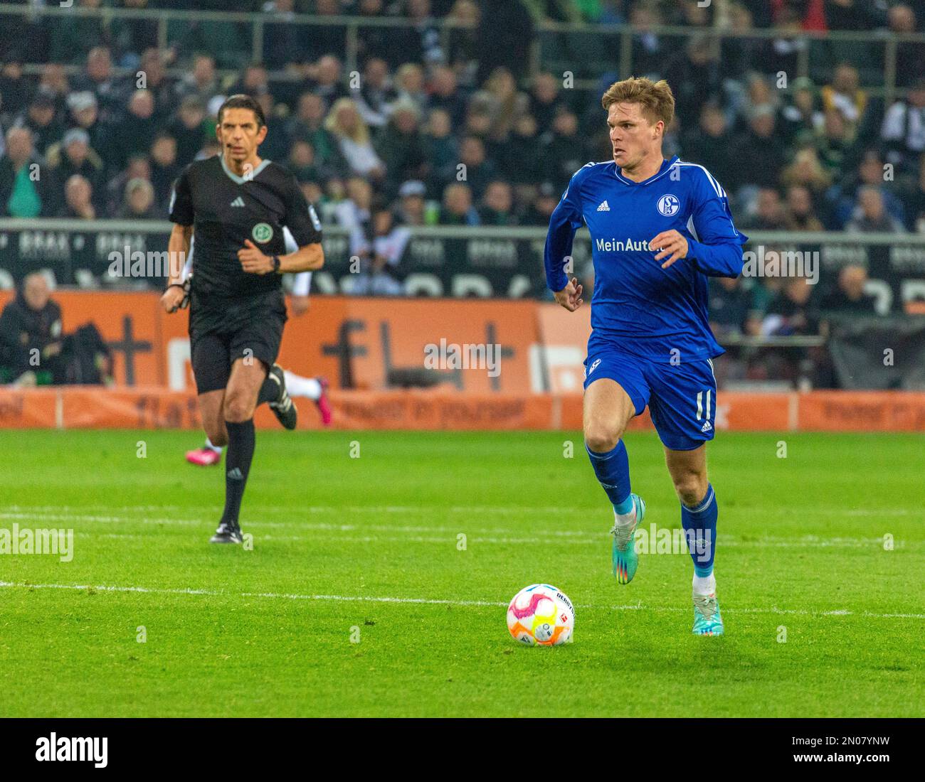 Sport, calcio, Bundesliga, 2022/2023, Borussia Moenchengladbach vs. FC Schalke 04 0-0, Stadio Borussia Park, scena della partita, Marius Buelter (S04) in possesso di palla, arbitro sinistro Deniz Aytekin, le NORMATIVE DFL VIETANO QUALSIASI USO DI FOTOGRAFIE COME SEQUENZE DI IMMAGINI E/O QUASI-VIDEO Foto Stock