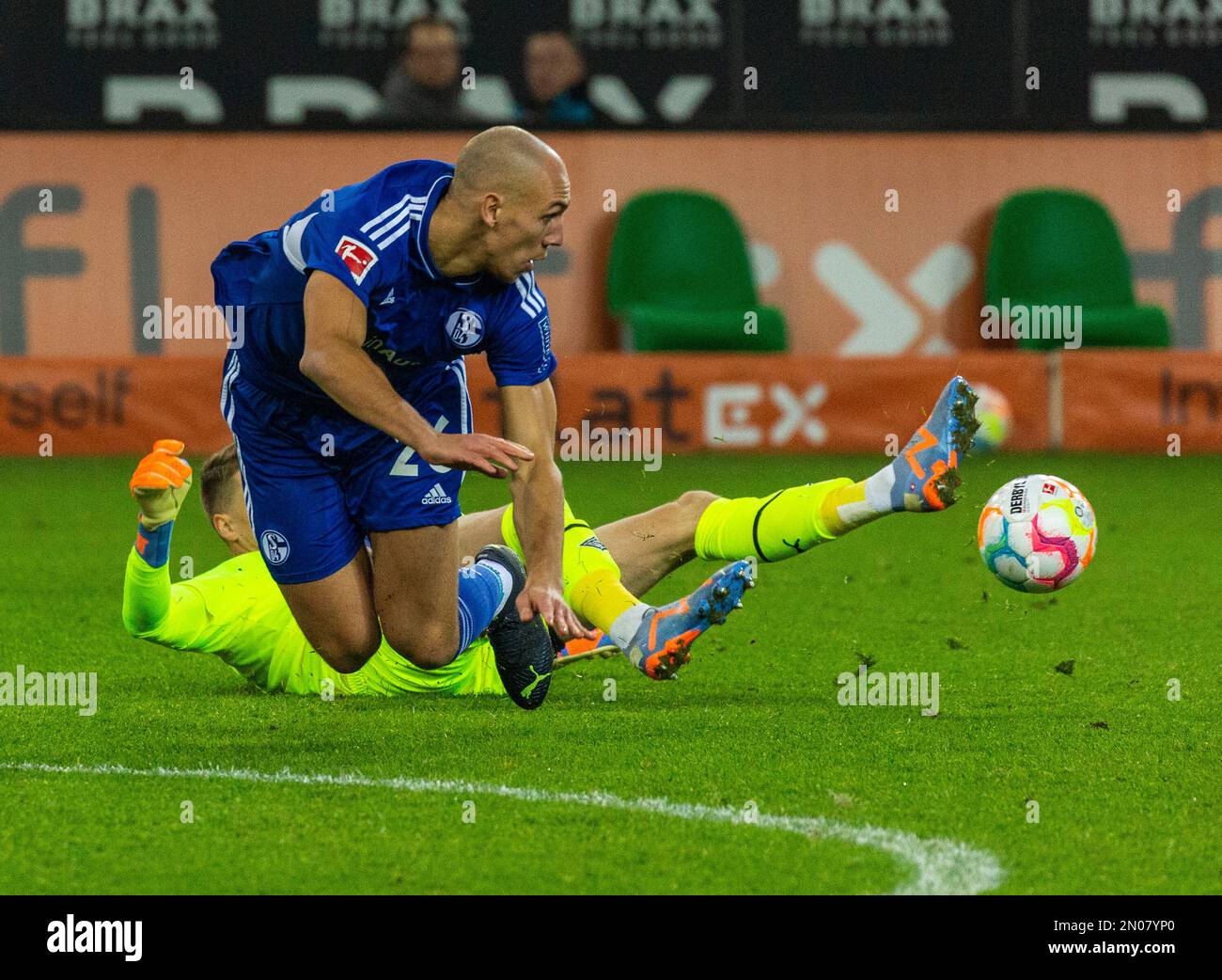Sport, calcio, Bundesliga, 2022/2023, Borussia Moenchengladbach vs. FC Schalke 04 0-0, Stadio Borussia Park, scena della partita, Michael Frey (S04), dietro il custode Jonas Omlin (MG), le NORMATIVE DFL VIETANO QUALSIASI USO DI FOTOGRAFIE COME SEQUENZE DI IMMAGINI E/O QUASI-VIDEO Foto Stock