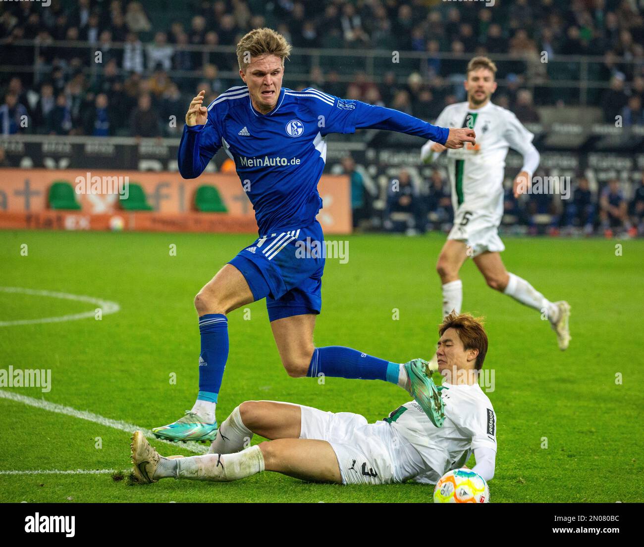 Sport, calcio, Bundesliga, 2022/2023, Borussia Moenchengladbach vs. FC Schalke 04 0-0, Stadio Borussia Park, scena della partita, Marius Buelter (S04) a sinistra, Kou Itakura (MG) in agguato, dietro Christoph Kramer (MG), i REGOLAMENTI DFL VIETANO QUALSIASI USO DI FOTOGRAFIE COME SEQUENZE DI IMMAGINI E/O QUASI-VIDEO Foto Stock