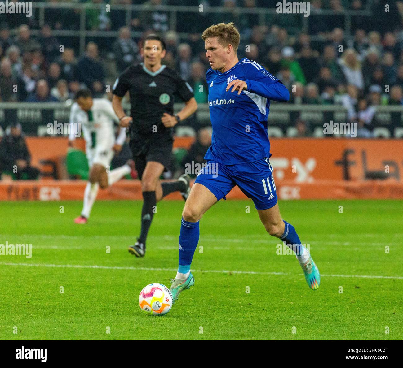 Sport, calcio, Bundesliga, 2022/2023, Borussia Moenchengladbach vs. FC Schalke 04 0-0, Stadio Borussia Park, scena della partita, Marius Buelter (S04) in possesso di palla, arbitro sinistro Deniz Aytekin, le NORMATIVE DFL VIETANO QUALSIASI USO DI FOTOGRAFIE COME SEQUENZE DI IMMAGINI E/O QUASI-VIDEO Foto Stock
