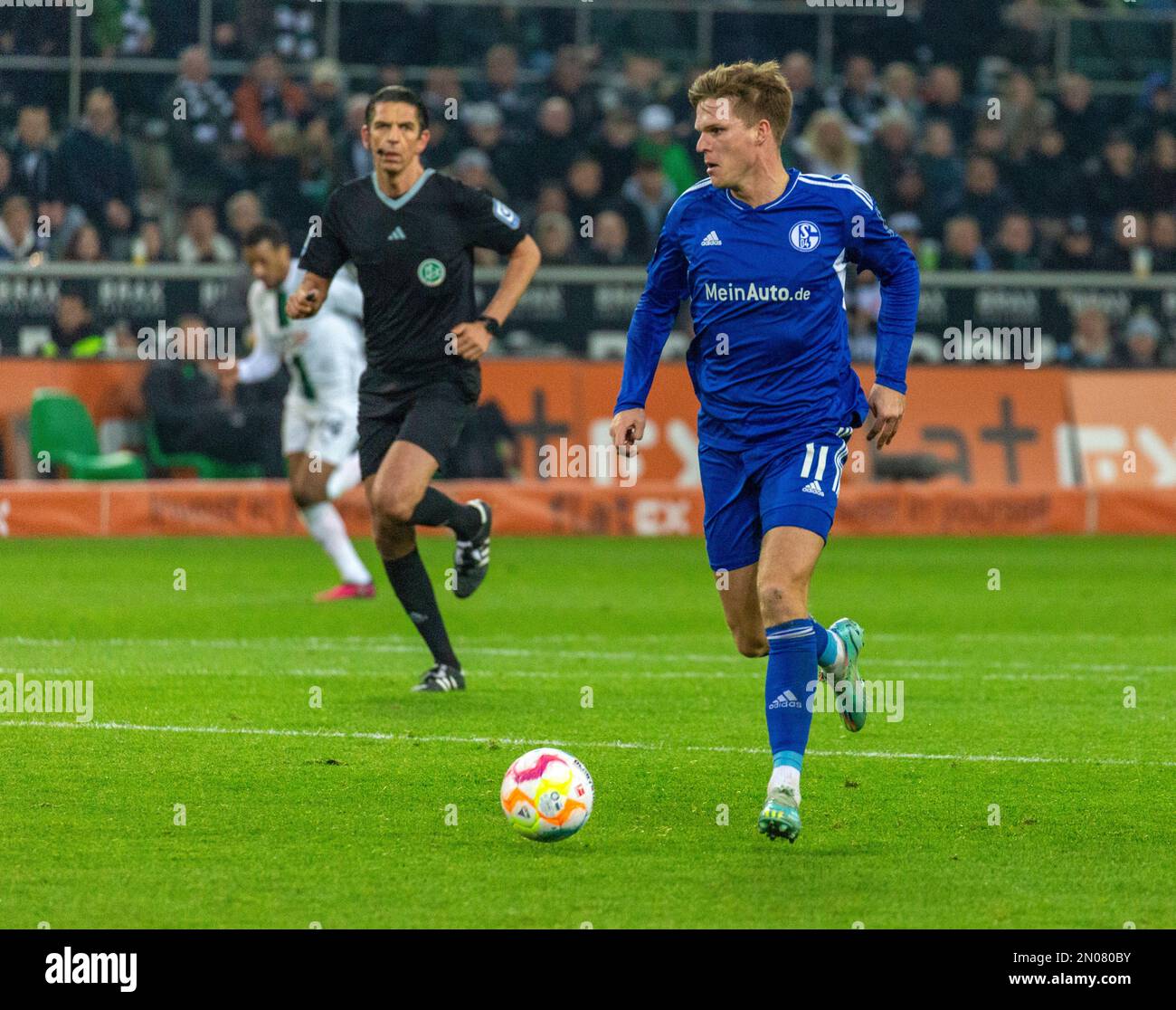 Sport, calcio, Bundesliga, 2022/2023, Borussia Moenchengladbach vs. FC Schalke 04 0-0, Stadio Borussia Park, scena della partita, Marius Buelter (S04) in possesso di palla, arbitro sinistro Deniz Aytekin, le NORMATIVE DFL VIETANO QUALSIASI USO DI FOTOGRAFIE COME SEQUENZE DI IMMAGINI E/O QUASI-VIDEO Foto Stock