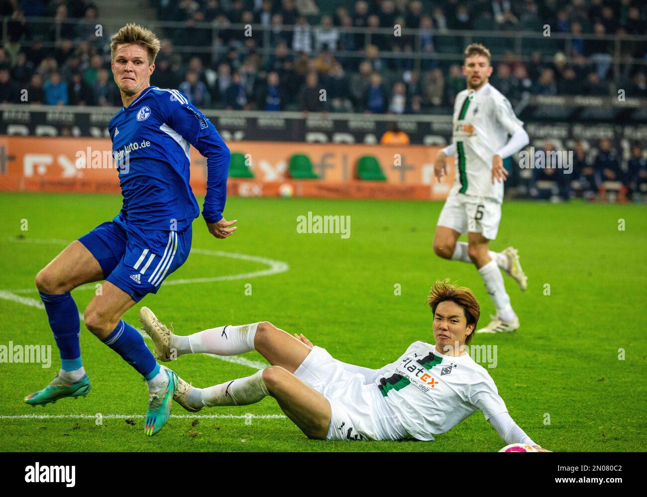 Sport, calcio, Bundesliga, 2022/2023, Borussia Moenchengladbach vs. FC Schalke 04 0-0, Stadio Borussia Park, scena della partita, Marius Buelter (S04) a sinistra, Kou Itakura (MG) in agguato, dietro Christoph Kramer (MG), i REGOLAMENTI DFL VIETANO QUALSIASI USO DI FOTOGRAFIE COME SEQUENZE DI IMMAGINI E/O QUASI-VIDEO Foto Stock