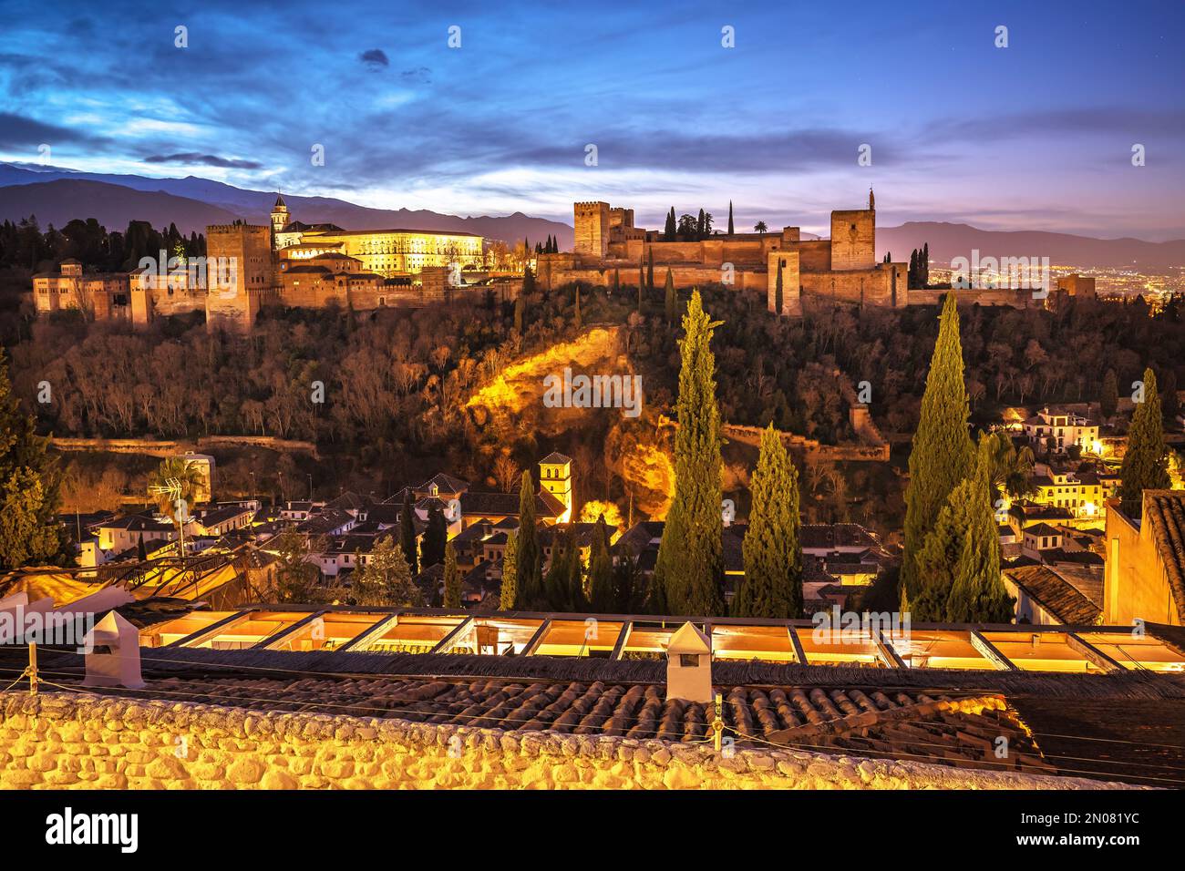 Antica vista sull'alba dell'Alhambra, sito patrimonio dell'umanità dell'UNESCO a Granada, nella regione dell'Andalusia in Spagna Foto Stock