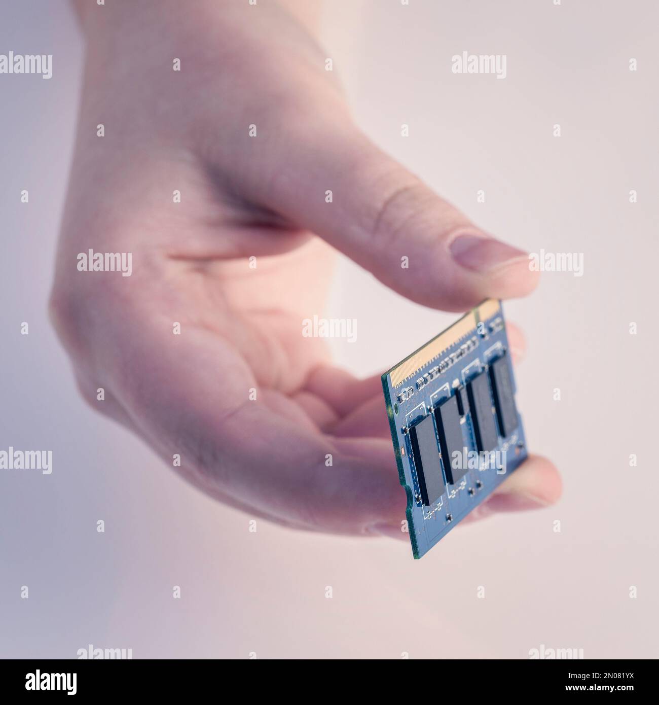 Tecnico che ripara il computer. Concetto di riparazione e aggiornamento del notebook. Background del workshop. Foto Stock